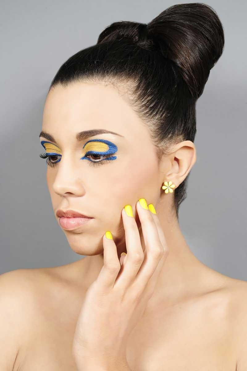 Maquillage bleu et jaune, teint parfait.